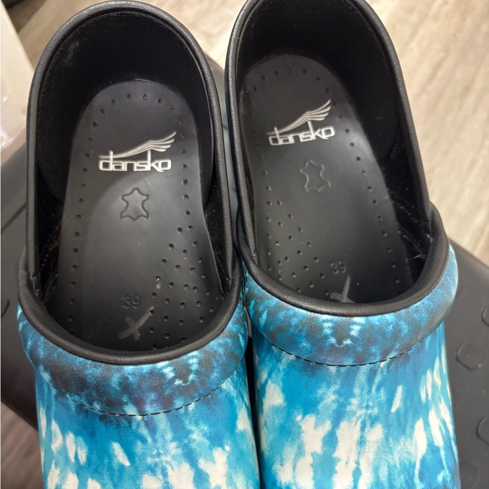 Blue Tie-Dye Clogs – Stylish & Comfortable, Size 38 (US 9) - Picture 4 of 4